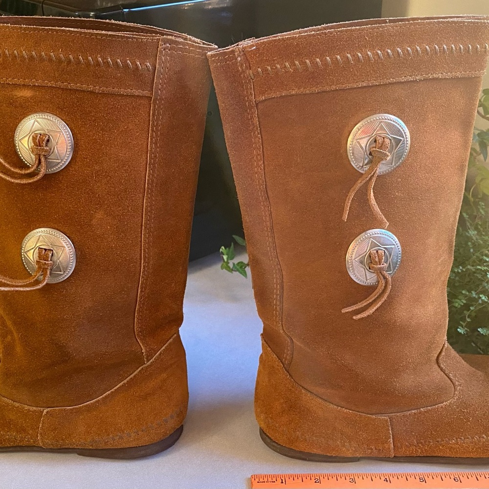 Minnetonka Concho Fringe Boots Womens Sz 9 Two Button Softsole Brown Moccasins